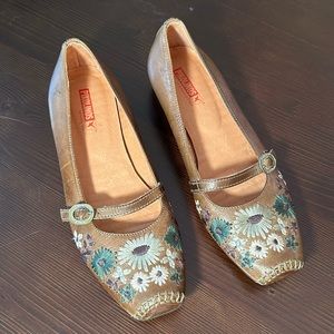 Adorable mary jane’s with embroidered flowers. Pikolinos